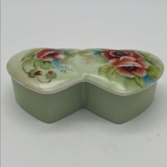 Vintage Hand-Painted Porcelain Rose Heart Trinket Box Signed Doris Strauser 1988 - Picture 4 of 12
